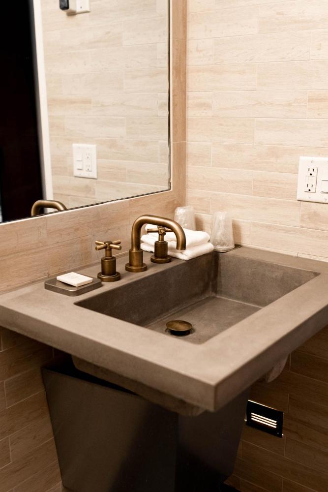 Double Room with Two Double Beds - Mobility Accessible with Roll-in Shower interior